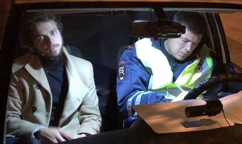 Футболист Евгений Башкиров в машине ДПС