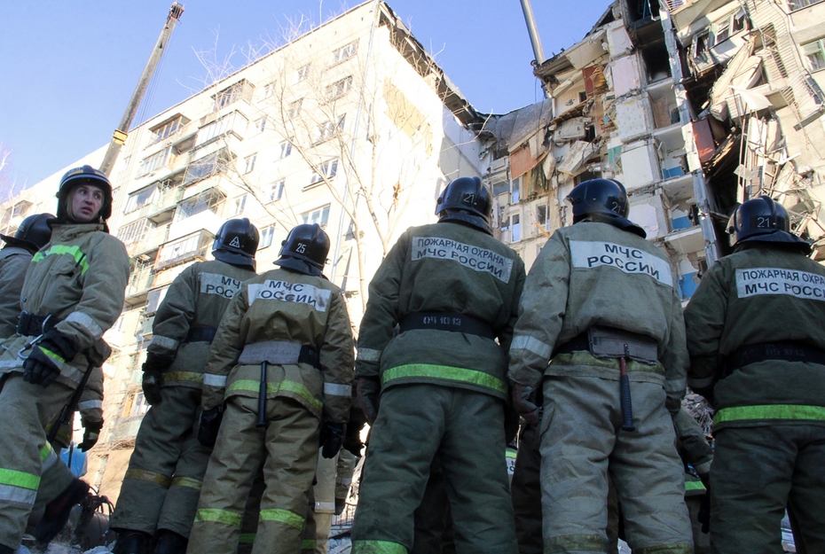 На месте разбора завалов в результате взрыва газа в жилом доме в Магнитогорске