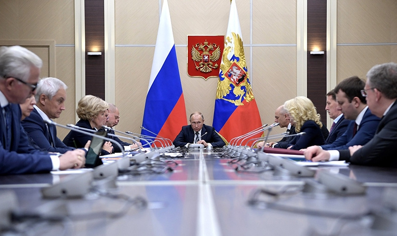 Президент РФ Владимир Путин на совещании с членами правительства 