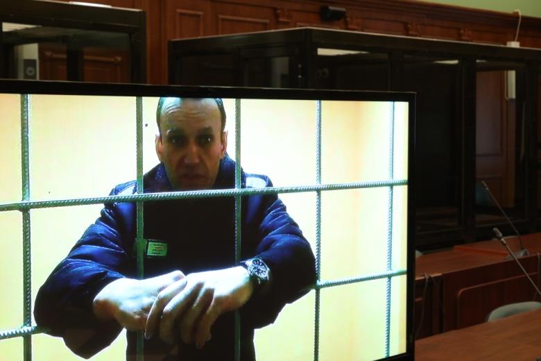 Алексей Навальный (на экране), отбывающий наказание в исправительной колонии