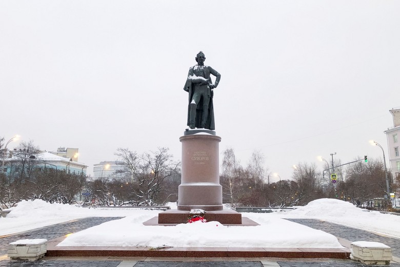 Памятник полководцу Александру Суворову в Москве