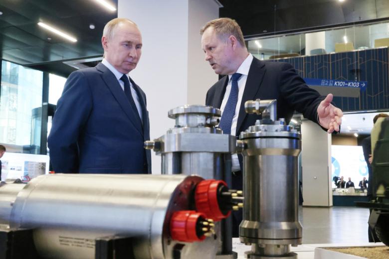Владимир Путин во время посещения МГТУ им. Н. Э. Баумана. Справа — ректор МГТУ им. Н. Э. Баумана Михаил Гордин