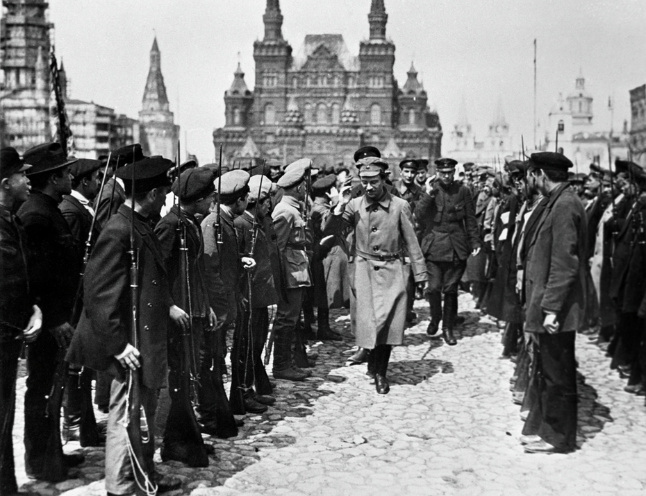 Эфраим Маркович Склянский (1892-1925) — советский военный деятель Гражданской войны, ближайший сотрудник Л. Д. Троцкого, заместитель Троцкого на посту председателя Реввоенсовета РСФСР. Парад Всевобуча, Москва, Красная площадь, 1918 год