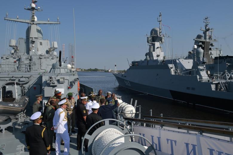 Представители иностранных вооруженных сил на малом ракетном корабле «Мытищи» в зоне демонстрации флота на Международном военно-морском салоне МВМС-2023 в Кронштадте