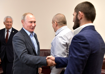 Путин пообещал отцу Хабиба Нурмагомедова лечение на должном уровне