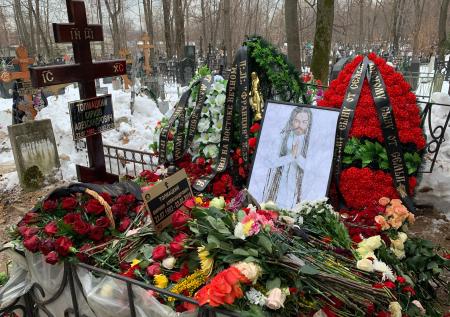 Поклонники Децла хотят установить камеру на могилу рэпера