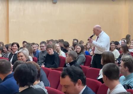 В КПРФ поддержали речь депутата о риске школьников «валяться на помойке»