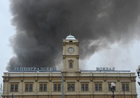 Крупный пожар произошел у Ленинградского вокзала в Москве