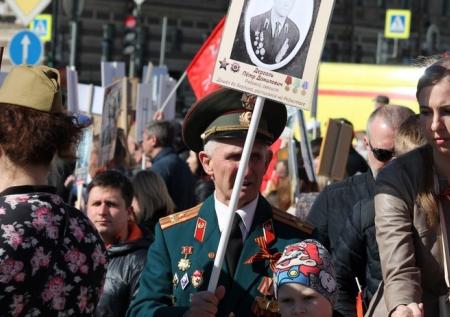 Французы возмутились призывом генерала бомбить парады 9 мая в России