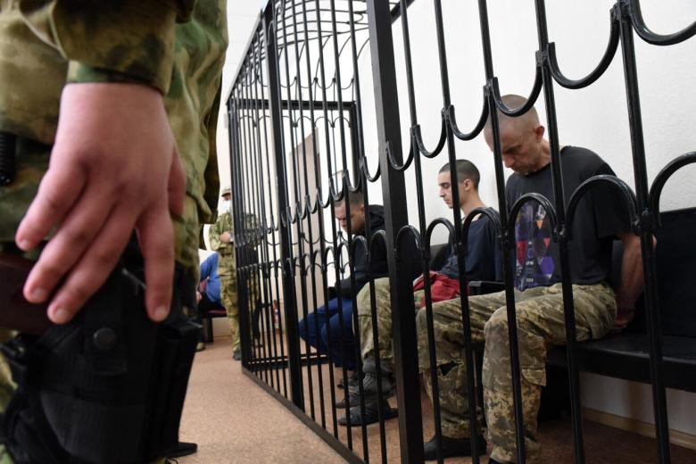Верховный суд ДНР приговорил к смертной казни подданных Великобритании Шона Пиннера, Эйдена Аслина и марокканца Саадуна Брагима за участие в боевых действиях на стороне Украины в качестве наемников