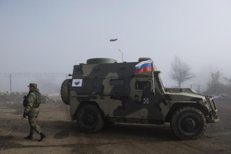 Российские миротворцы на блокпосту № 6 на въезде в город Шуша на дороге из Степанакерта в Лачин