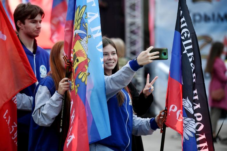 Местные жители на концерте «Za Россию! Za Крым! Za Донбасс!» в парке имени Гагарина в Симферополе в поддержку жителей освобожденных территорий Донбасса и Украины