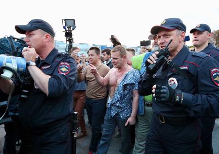 Полицейские задержали провокаторов на митинге за независимых кандидатов