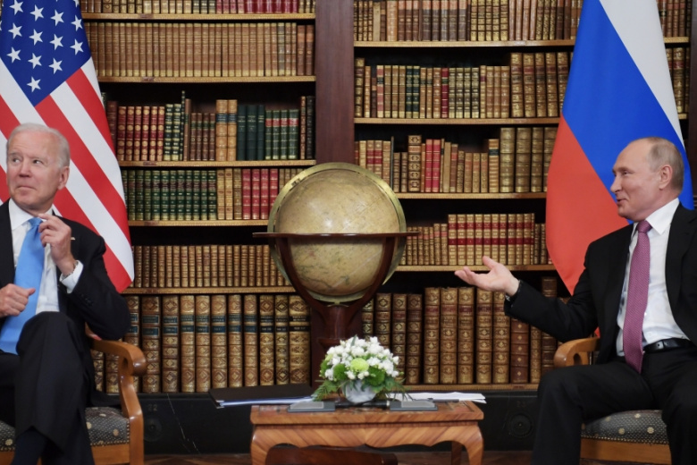 Президент РФ Владимир Путин и президент США Джо Байден (слева) во время встречи в Женеве на вилле Ла Гранж