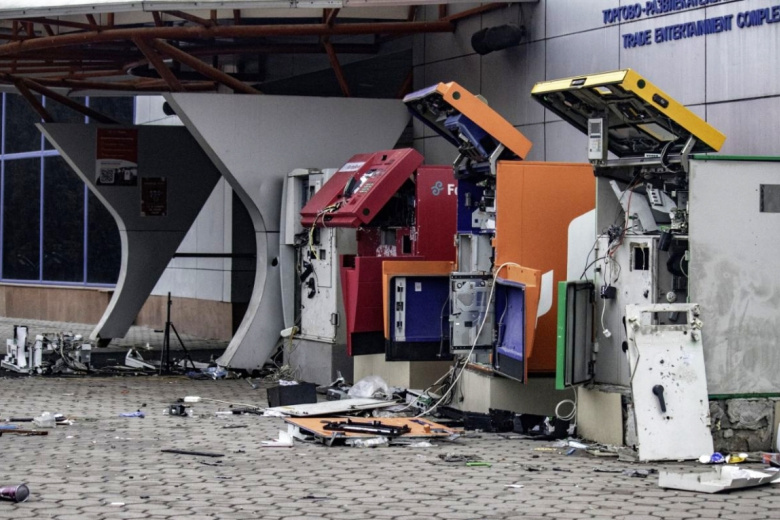 Банкоматы, разграбленные мародерами в ходе беспорядков на улице в Алма-Ате