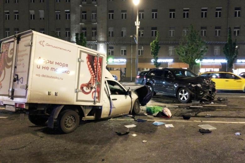 Место автомобильной аварии с участием актера Михаила Ефремова на Смоленской площади в Москве