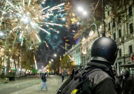 В Тбилиси протестующие забросали здание парламента петардами