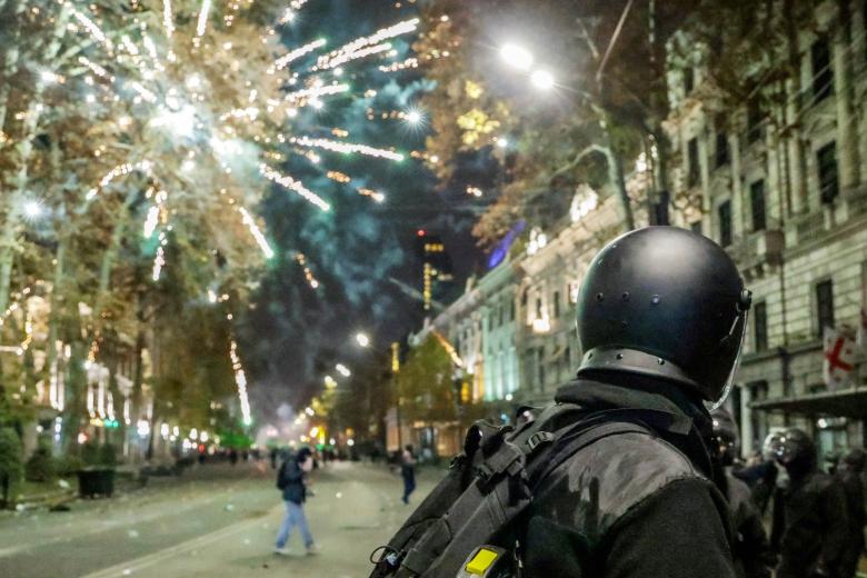 Обстановка во время акции протеста у здания парламента