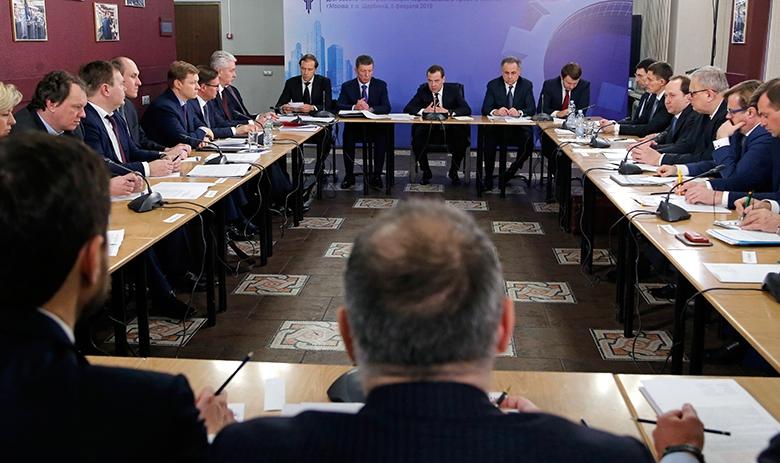 Председатель правительства РФ Дмитрий Медведев на совещании по развитию производства промышленной продукции