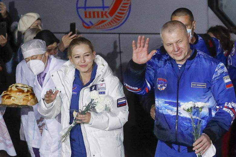 Актриса Юлия Пересильд и космонавт Роскосмоса Олег Новицкий