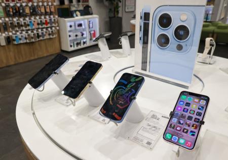 Стало известно, какие товары приобретают россияне в дополнение к смартфону