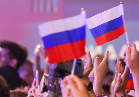 Рэпер пожаловался на обвинения в экстремизме за попытку развернуть триколор