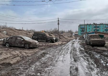 Автоэксперт рассказал, как жителям Камчатки защитить машину от пепла 