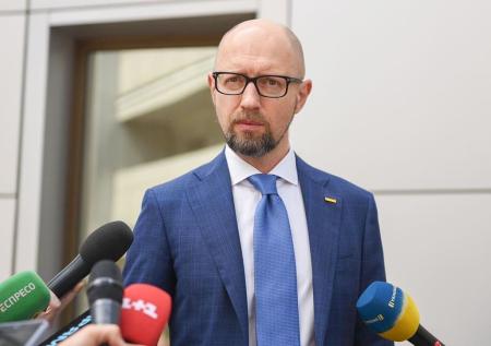 Яценюк пожаловался, что Россия превращает ГТС Украины в металлолом
