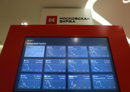 Рынок российских акций корректируется вверх после обвала