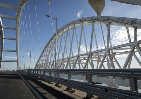 Движение автомобилей по Крымскому мосту временно перекрыто
