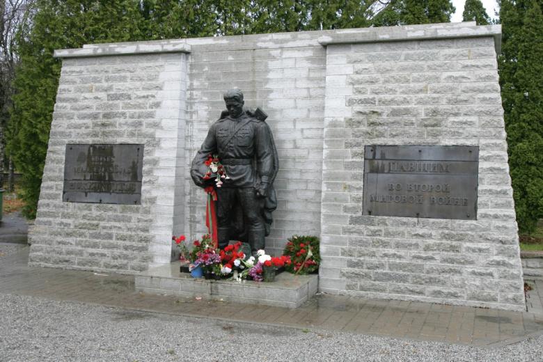 Памятник советскому воину-освободителю «Бронзовый солдат» на таллинском Военном кладбище. Памятник был перенесен сюда из центра Таллина