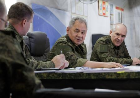 Шойгу проинспектировал пункт управления группировки «Центр» в зоне СВО