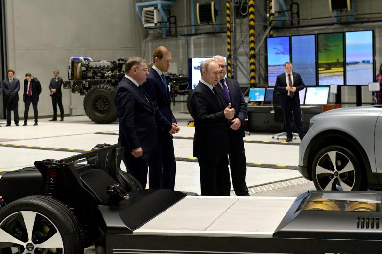 Владимир Путин во время посещения Обуховского завода в 2023 году