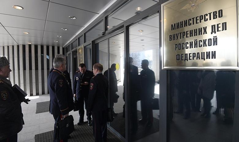 Участники заседания коллегии МВД России у входа в здание Министерства внутренних дел РФ