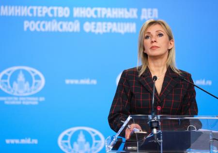 Захарова пригласила Зеленского и Подоляка в Крым искупаться