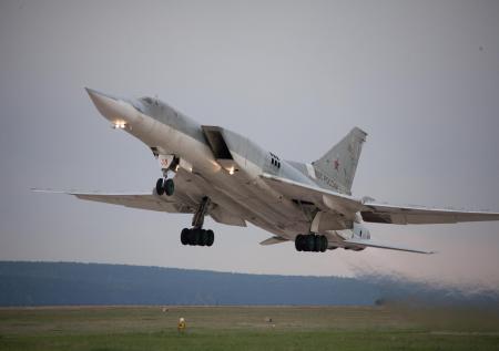 Истребители Ту-22м3 и МиГ-31 с «Кинжалом» пролетели над морями