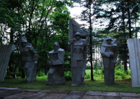 В Латвии уничтожили братское захоронение советских воинов