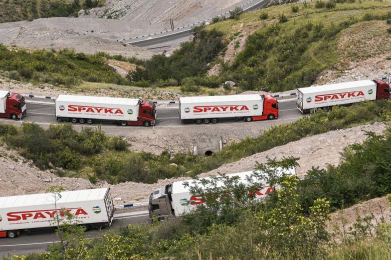 Грузовые автомобили с гуманитарной помощью для населения Нагорного Карабаха, которые с 26 июня стоят у моста Акари, где установлен КПП Азербайджана в Лачинском коридоре