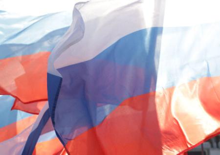Мединский предложил воздавать почести флагу России в школах 