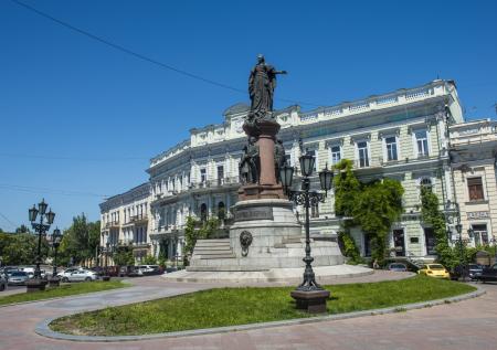 В Одессе вандалы снова облили краской памятник императрице Екатерине II