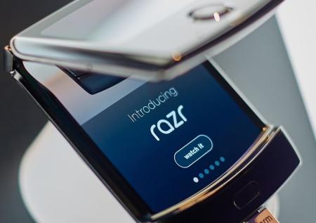 Motorola назвала складки на гибком экране Razr нормой