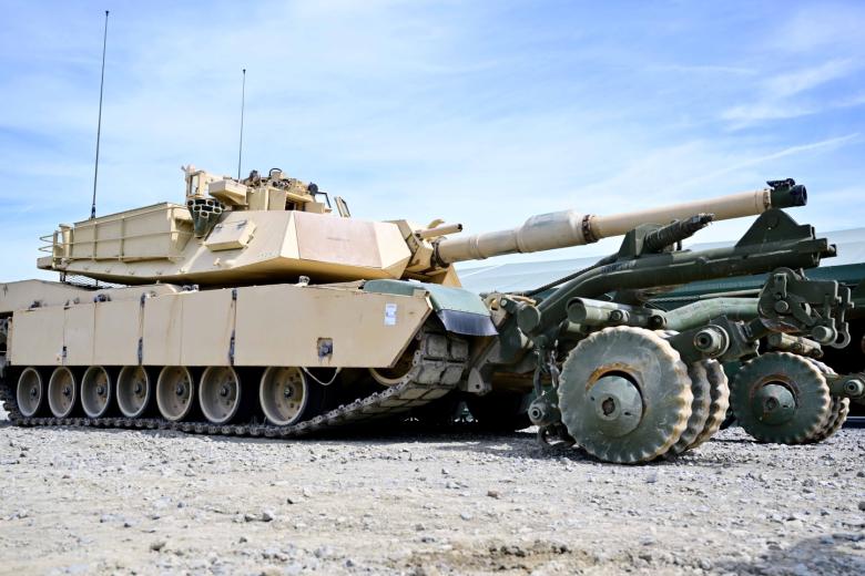 Танк M1A1 Abrams армии США, сфотографированный с установленным минным катком, во время его доставки на Украину