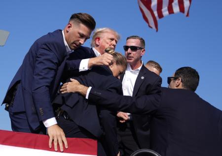 Кровь на лице, гнев в глазах: фото Трампа во время покушения