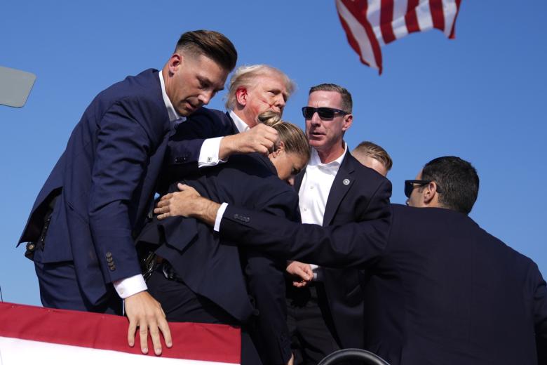 На экс-президента США Дональда Трампа совершено покушение во время предвыборного митинга в штате Пенсильвания