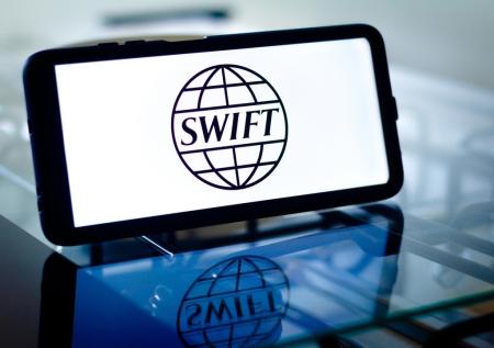 Евросоюз отключит от SWIFT Сбербанк, Россельхозбанк и МКБ