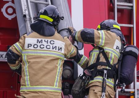 Появились кадры вспыхнувшего после атаки БПЛА пожара на НПЗ под Ростовом