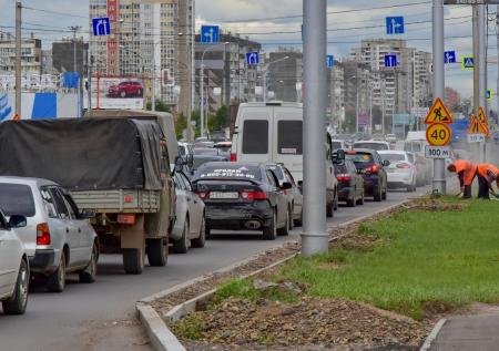 Обгон пробки по обочине: какие штрафы, когда разрешается съезжать с дороги