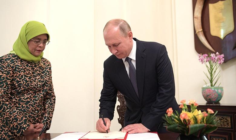 Президент Сингапура Халима Якоб и президент РФ Владимир Путин