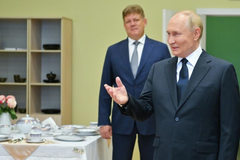 Владимир Путин во время посещения средней общеобразовательной школы № 20 им. Героев Отечества г. Кызыла в ходе рабочей поездки в Туву