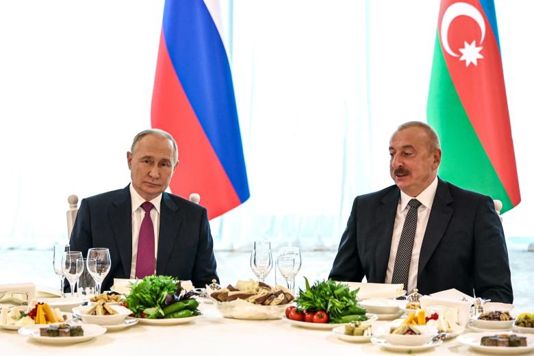 Президент РФ Владимир Путин и президент Азербайджана Ильхам Алиев (слева направо) во время государственного приема во дворце «Гюлистан»